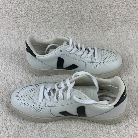 VEJA V-10 Leather Trainers - Picture 5 of 7